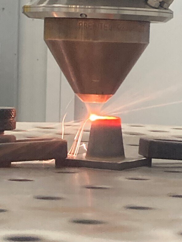    Российские ученые освоили технологию печати изделий из порошковой металлокерамики. На фото показано 3D выращивание композита на установке прямого лазерного выращивания ИТПМ СО РАН. Источник: А. Маликов / пресс-служба ИЯФ СО РАН