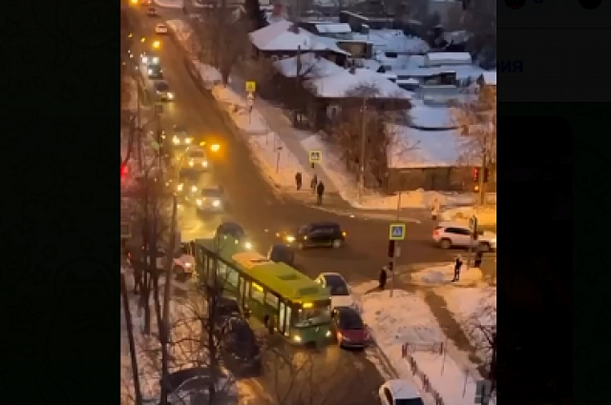    В Тюмени автобус не вписался в поворот из-за автомобилей на обочине