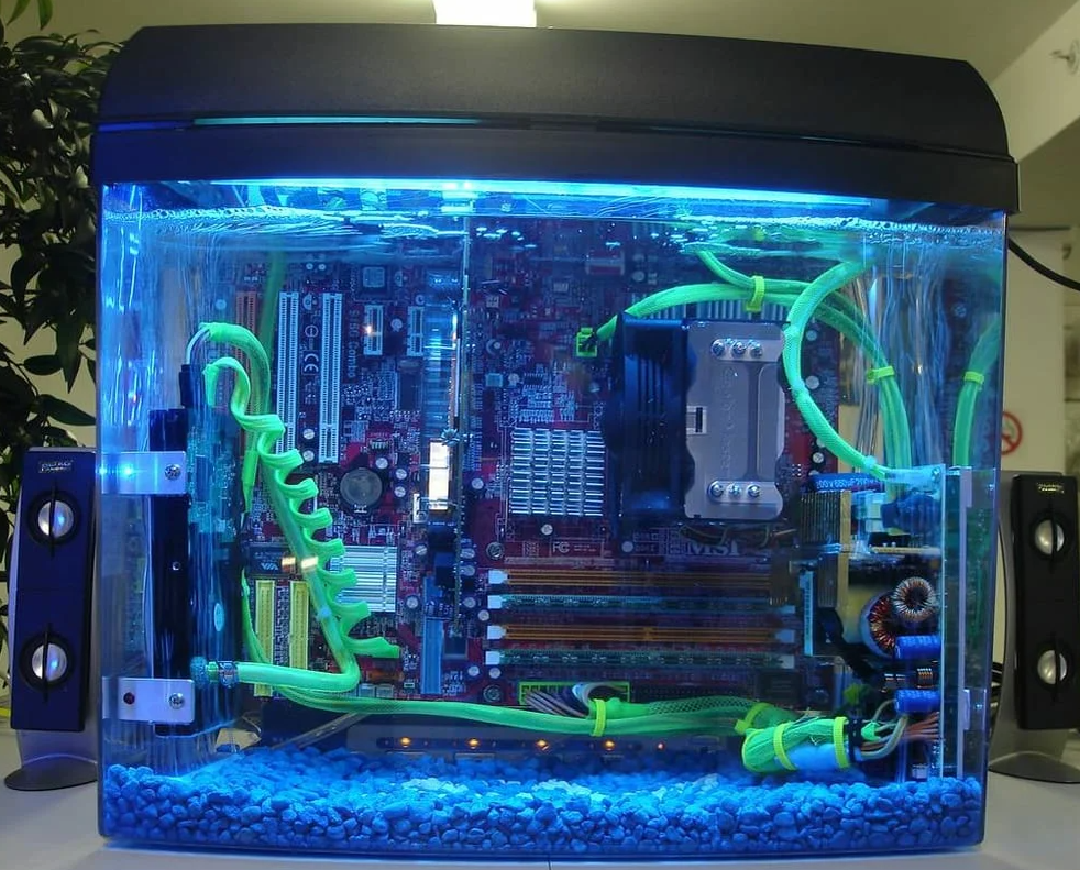 В пк будет работать. Иммерсионное охлаждение ПК. Системник аквариум. ПК В аквариуме. Компьютер с водяным охлаждением.
