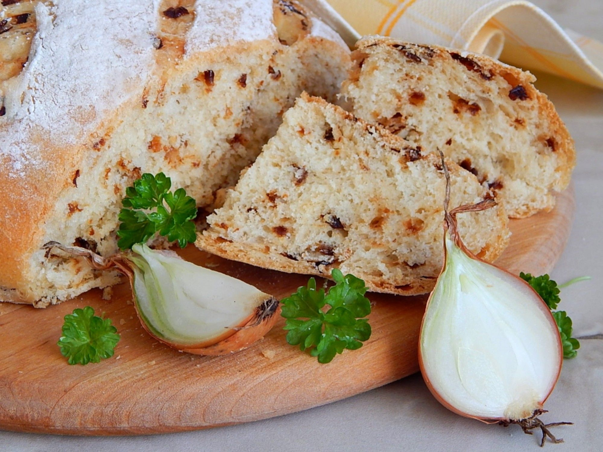 Вкусный сыр с чесноком. Луковый хлеб. Хлеб картофельный с луком. Хлеб с жареным луком. Хлеб картофельно луковый.