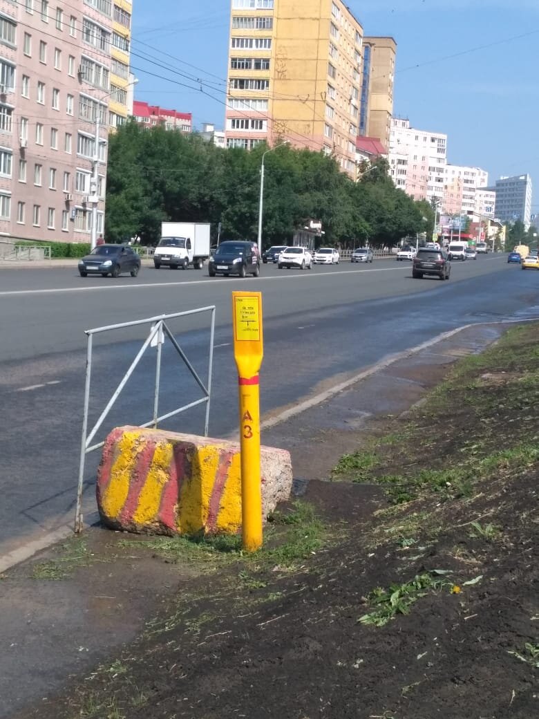 Артобъект "Газовая труба поперек тротуара"