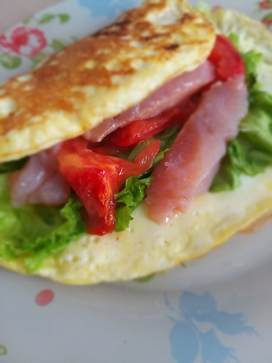 Яичный блин с форелью и огурцом.