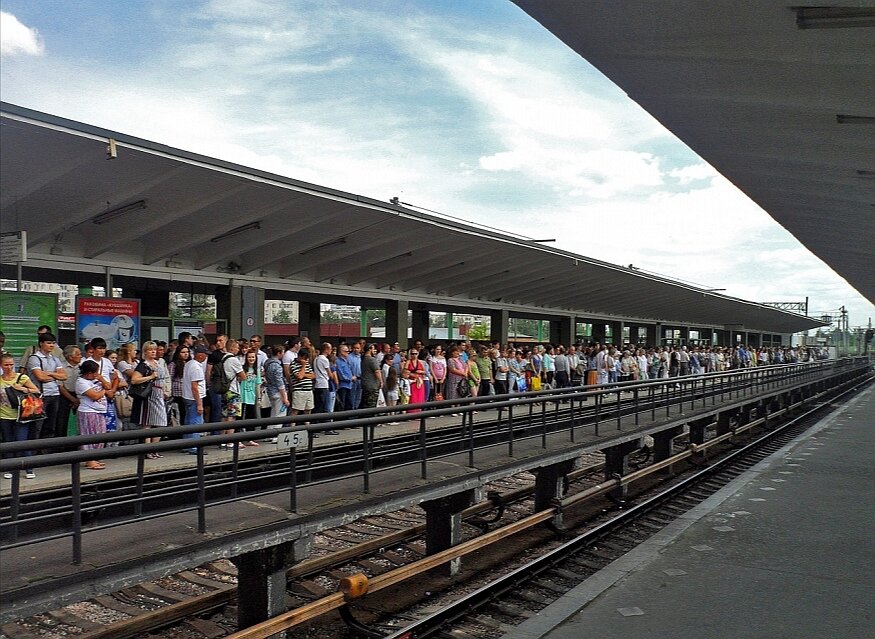 Работа в москве выхино. Станция метро Выхино. ЖД станция Выхино. Станция Выхино Москва. Станция метро Выхино Москва.