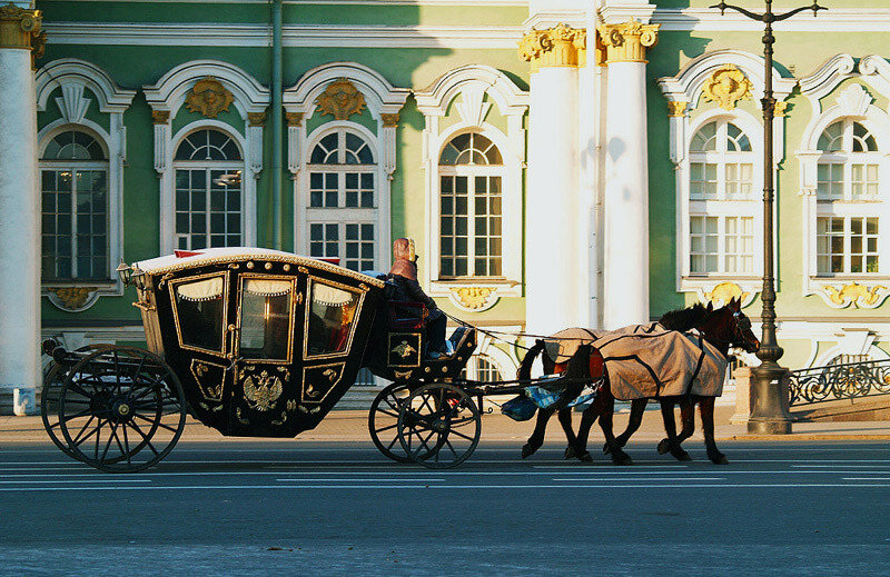 Фото-1. Карета у Зимнего дворца . Фотограф Екатерина Орлова. Режим доступа: https://www.photoforum.ru/f/photo/000/412/412880_49.jpg