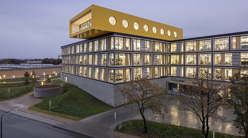 Одно из первых зданий кампуса👷🏼‍♀️ 