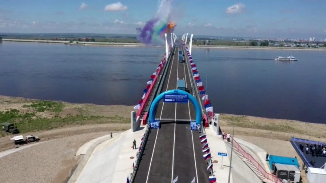 Через межу. Мост Благовещенск Хэйхэ. Благовещенск и Хэйхэ мост через Амур в Благовещенске. Мост через Амур в Китай Благовещенск. Открытие моста Благовещенск Хэйхэ.