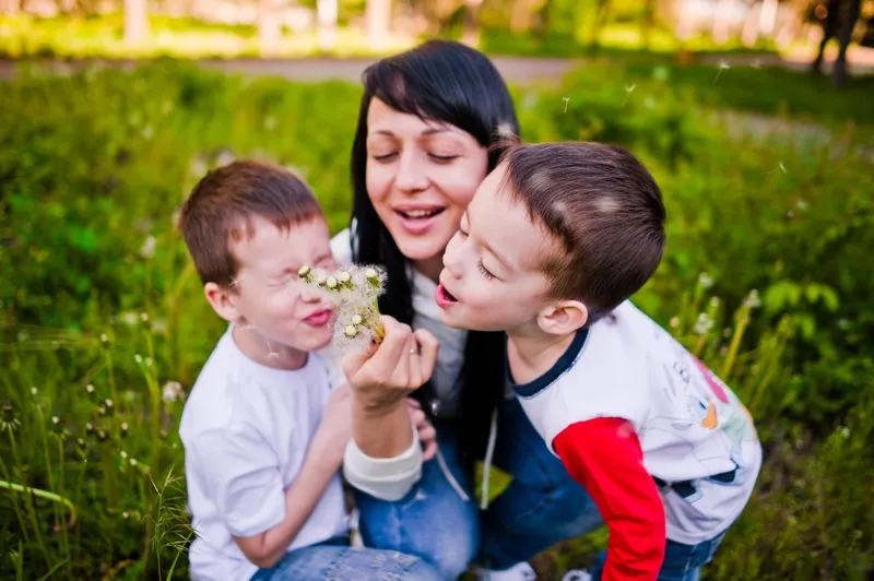 Русские родным сыном. Мама двух мальчиков. Фотосессия мама и два сына. Мать двоих сыновей. Женщина с двумя сыновьями.