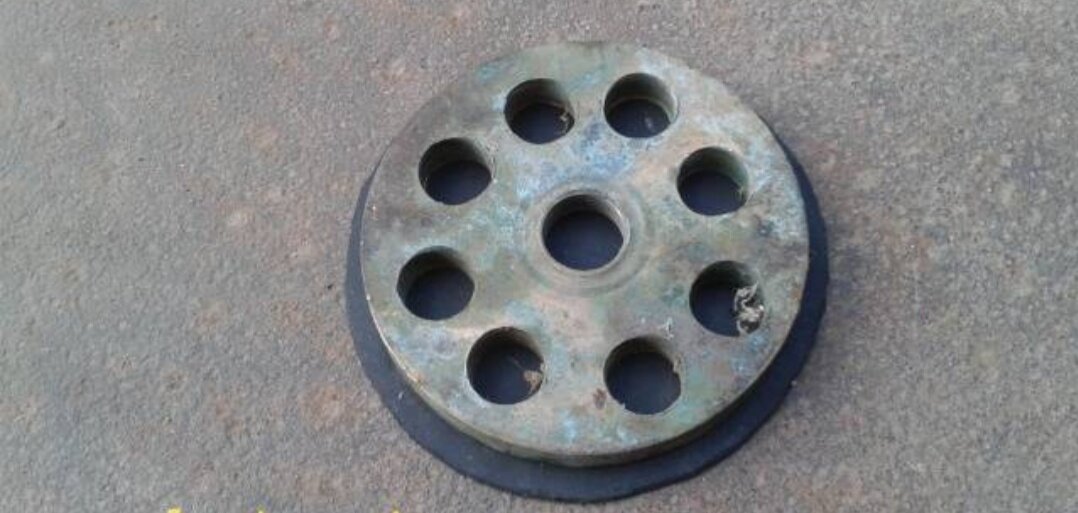 поршень состоит из двух аналогичных пластин из металла 3мм.