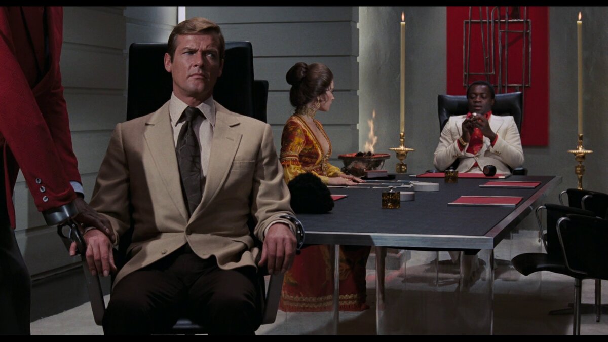 Злодей собирается откусить палец Бонду своей робо-клешней. Кадр из фильма