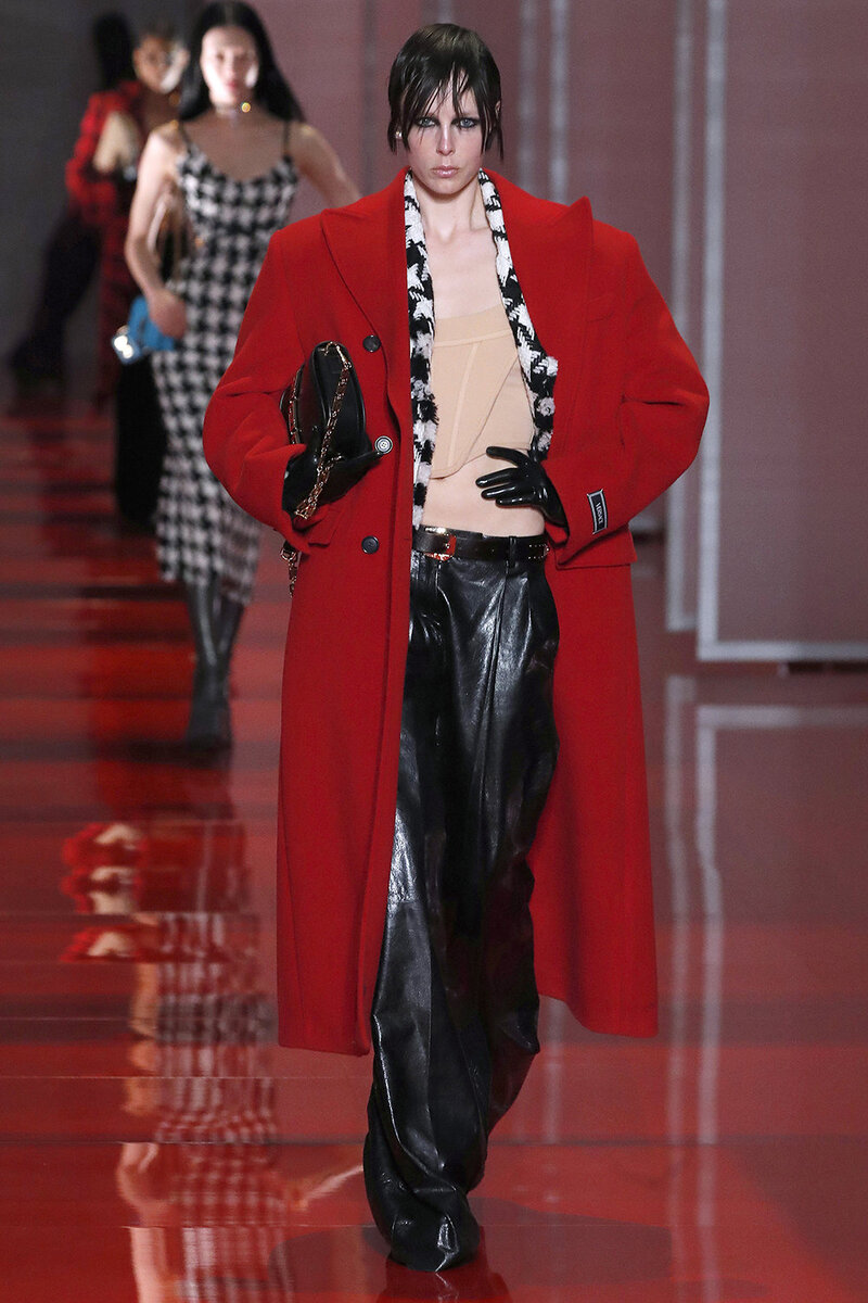    Versace осень-зима 22/23LEGION-MEDIA