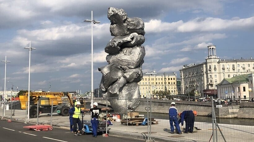 "Отлитое в граните" выглядит приблизительно вот так.