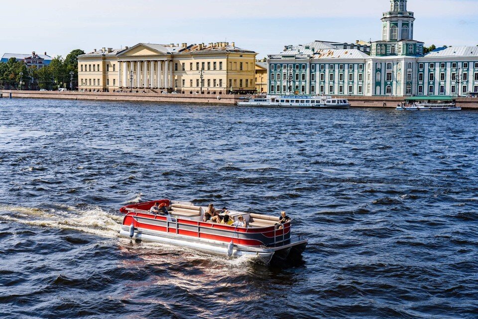     Паромная переправа у Биржевого моста завершила свою работу