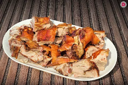 Свиная лопатка подходит для приготовления многих блюд. Они на ее основе получаются вкусными и очень сытными, а чтобы придать им потрясающий аромат, необходимо использовать чеснок или лук.