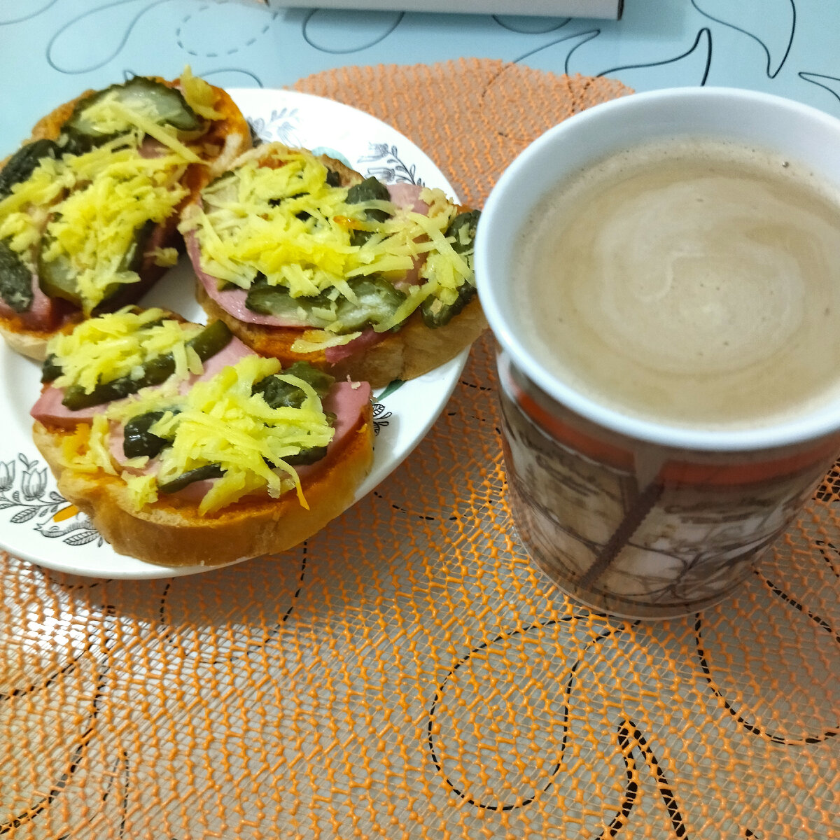 Бутеры вкусные, но уж сильно острые. 