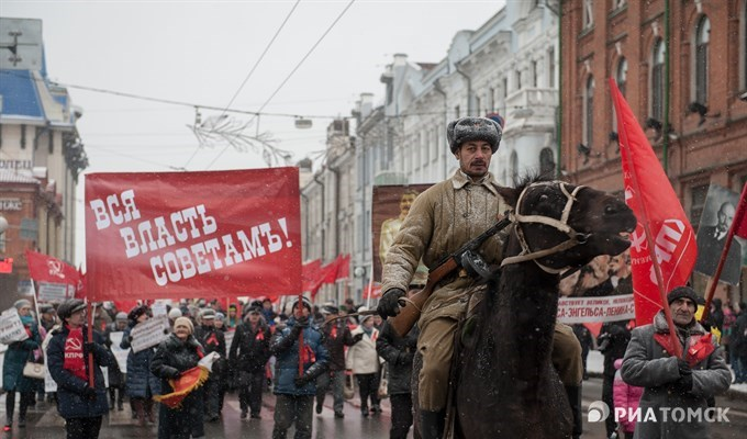 4 ноября в ссср. Праздничная демонстрация 7 ноября. 7 Ноября революция. 7 Ноября праздник. Празднование Октябрьской революции в СССР.