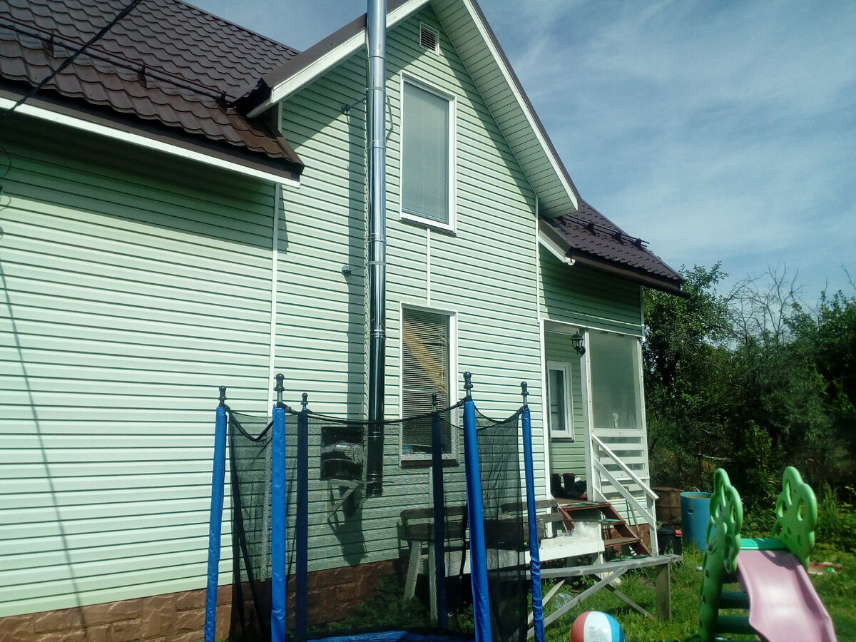 Соседски дом Дмитрия, сад и детская площадка на входной зоне 