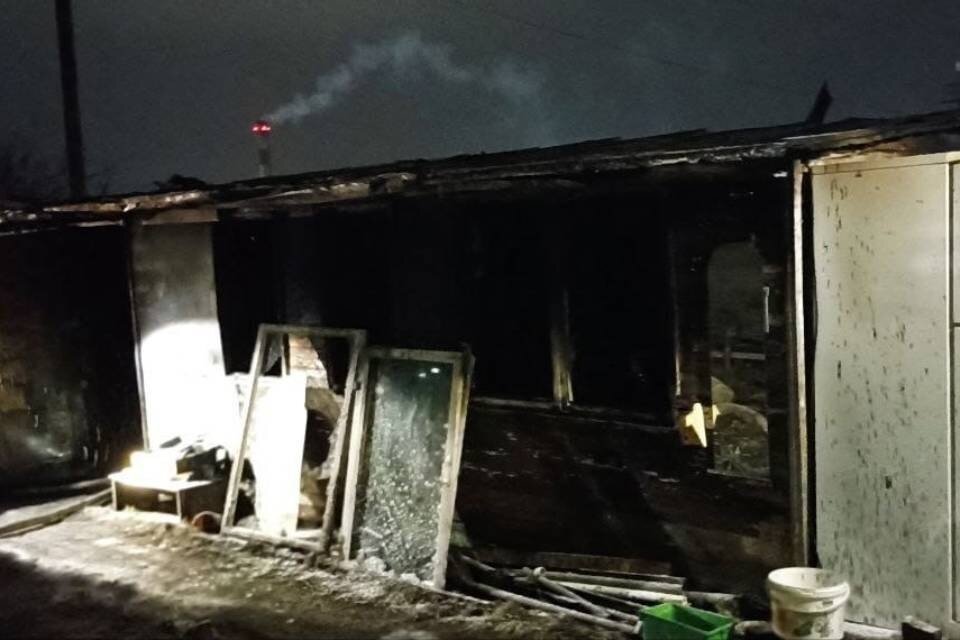     Огонь уничтожил хозпростройку и унес жизнь мужчины. Фото: vk.com/murman01