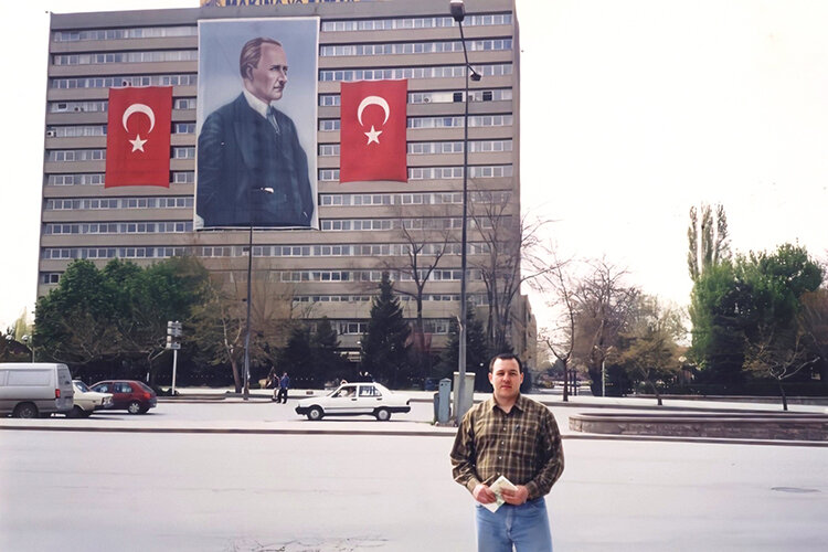    «Даже простое фотографирование на фоне портрета Ататюрка не приветствовалось, считалось принижением памяти об этом человеке» (Анкара, 2002 год)