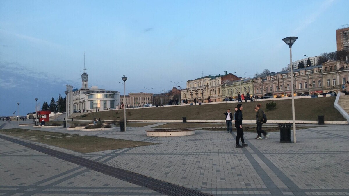     Нижне-Волжскую набережную в Нижнем Новгороде перекопали, чтобы спрятать под землю провода. Работы проходят по проекту «Чистое небо». Об этом NewsNN рассказали в МКУ «АТИ Нижнего Новгорода».