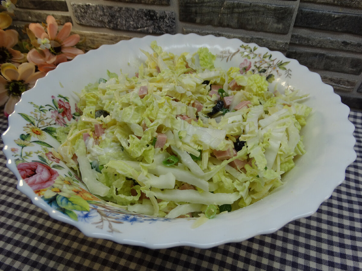 Салат из пекинской капусты с колбасой, вареными яйцами, сыром и маслинами |  Готовим вкусно дома/ Кулинария/ Рецепты | Дзен