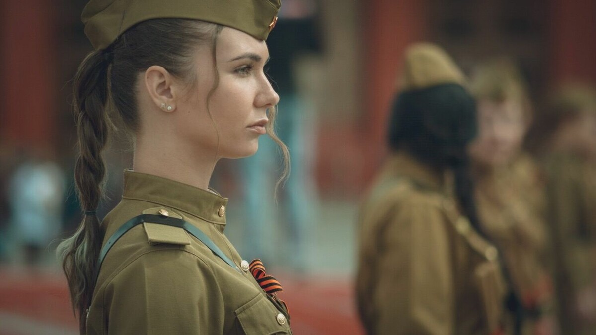    Жительница Камских Полян ездит в Набережные Челны на курсы военной подготовки, чтобы в будущем отправиться добровольцем на спецоперацию. Она с детства хотела попасть в армию и стать военной.