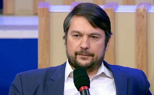  Сначала на политические шоу и прочие телевизионные программы уверенно приходил отец, смотрелся в кадре ярко, обращал на себя внимание неординарными высказываниями.