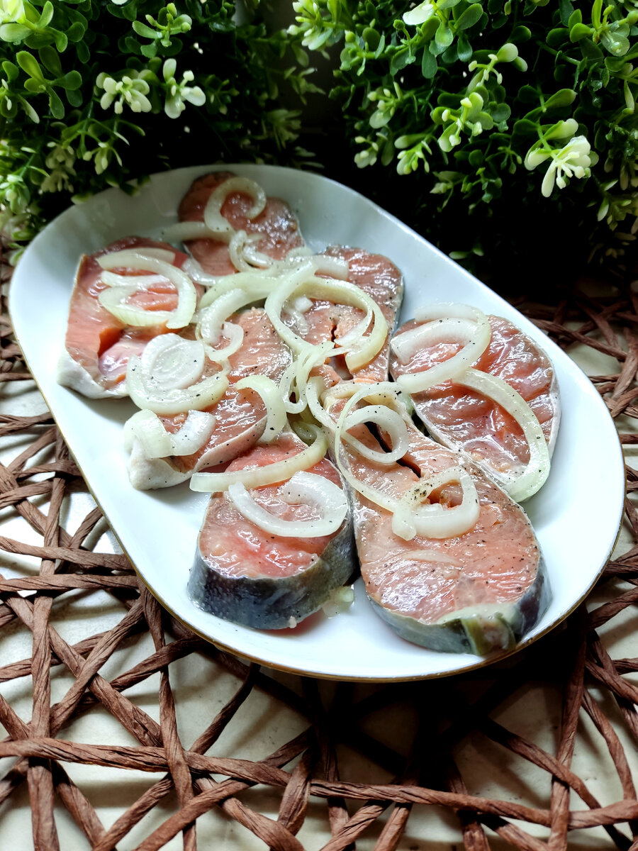 Горбуша на сковороде в сметане с луком - пошаговый рецепт с фото
