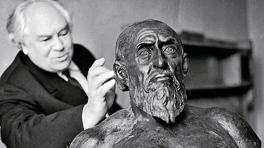 Советский физический антрополог, археолог, скульптор и доктор исторических наук Михаил Герасимов у восстановленного им образа царя Ивана Грозного. Фото 1963 года