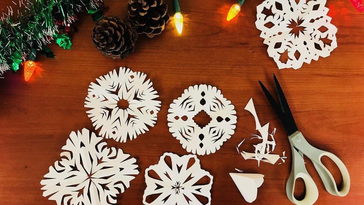    Снежинки, ножницы, гирлянда:Pixabay