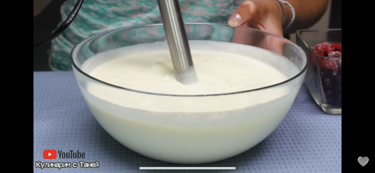 Далее все тщательно пробиваем блендером, чтобы масса получилась максимально однородной, гладкой и нежной. Если блендера нету можете заранее протереть творог через сито, а затем просто хорошо все перемешать венчиком. Масса должна получиться довольно жидкой, но очень нежной и гладкой.