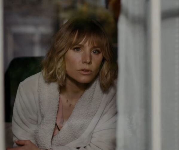 Кадр из сериала "Женщина в доме напротив девушки в окне". Изображение с сайта irecommend.ru