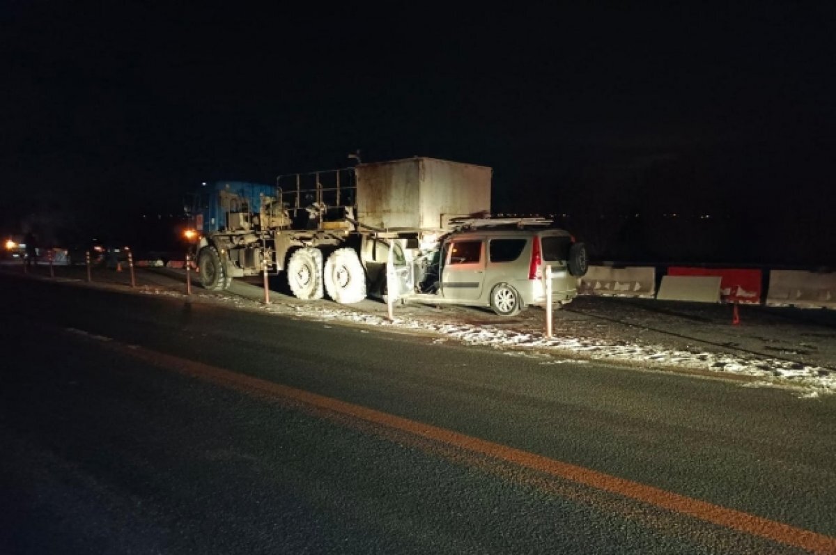    Под Оренбургом "Лада Ларгус" столкнулась с "КамАЗом"