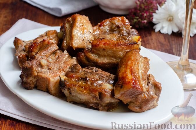 рёбрышки свиные, лук репчатый, кетчуп, кофе натуральный молотый, сахар, соус соевый, уксус винный, соль, перец чёрный молотый