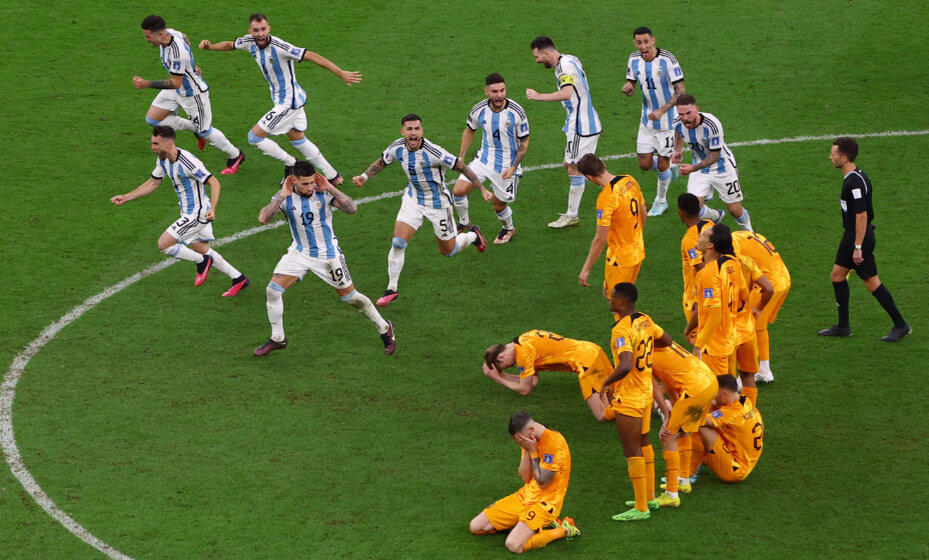    Вот так аргентинцы праздновали победу прямо перед носом голландцев. Фото: Reuters