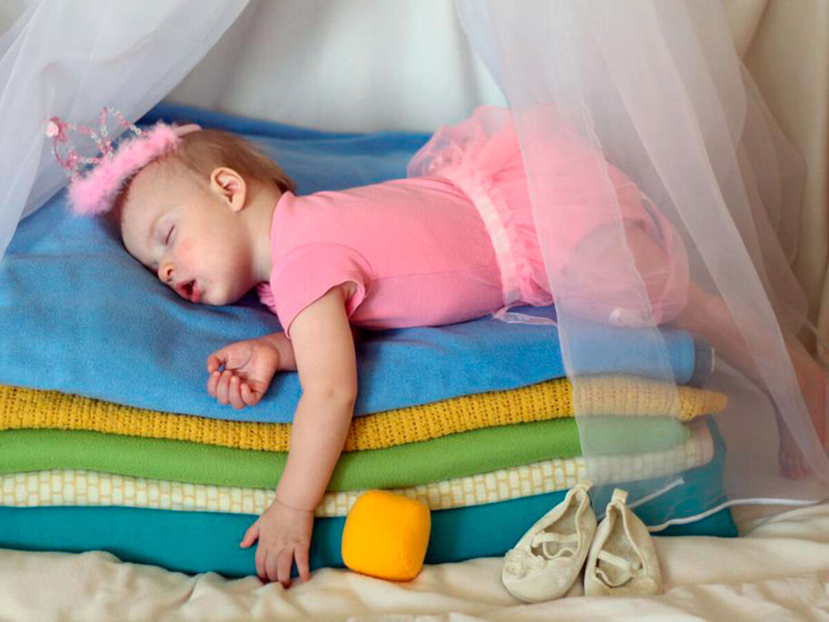Сидим месяц дома. Спящий ребенок. Фотосессия спящих младенцев. Фотосессия с кроваткой малыша.