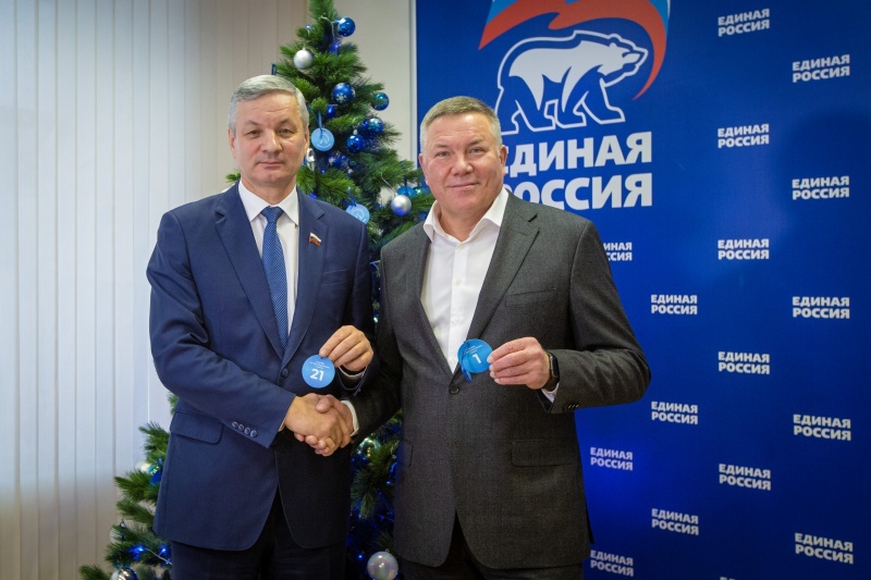    Первыми украшения с новогоднего дерева сняли губернатор Олег Кувшинников и секретарь регионального отделения "Единой России", председатель Заксобрания Андрей Луценко