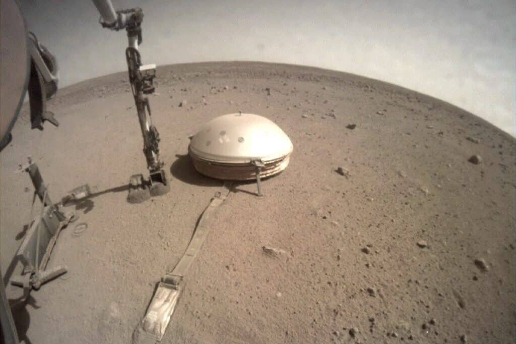    Сейсмометр вынесен в сторону от аппарата и накрыт защитным колпаком / ©NASA, JPL-Caltech