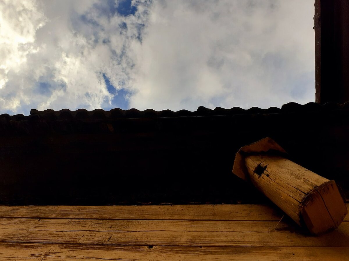 Хозяева этого дома пару столетий назад занимались пчеловодством, были староверами