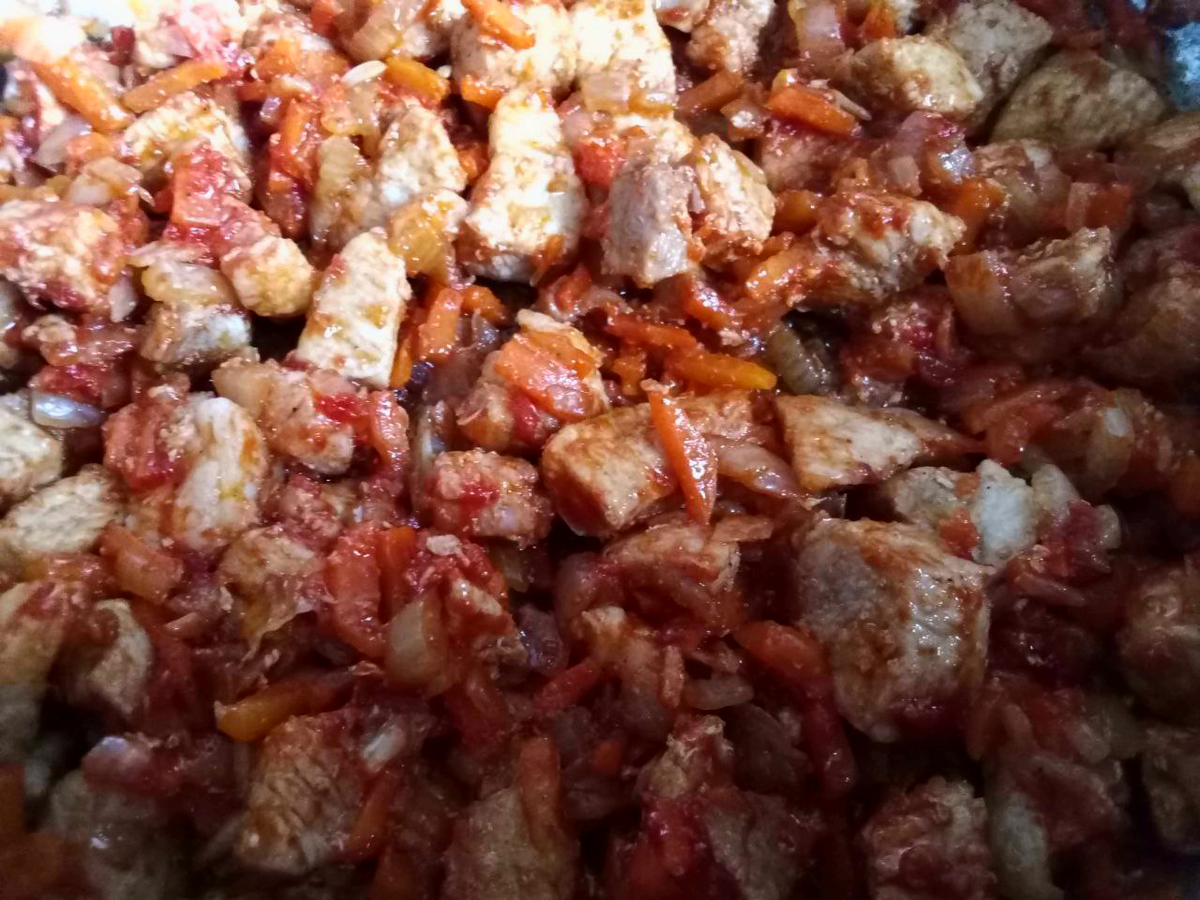 Мясо с овощной заправкой для тушёной капусты. Фото от автора