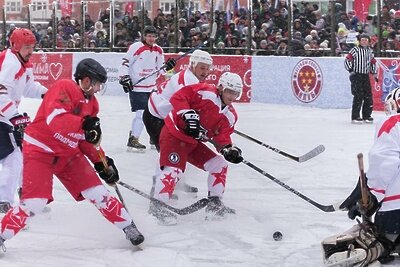    Матч «Легенд хоккея» в рамках «Выходи во двор» © Пресс-служба Министерства физической культуры и спорта Московской области
