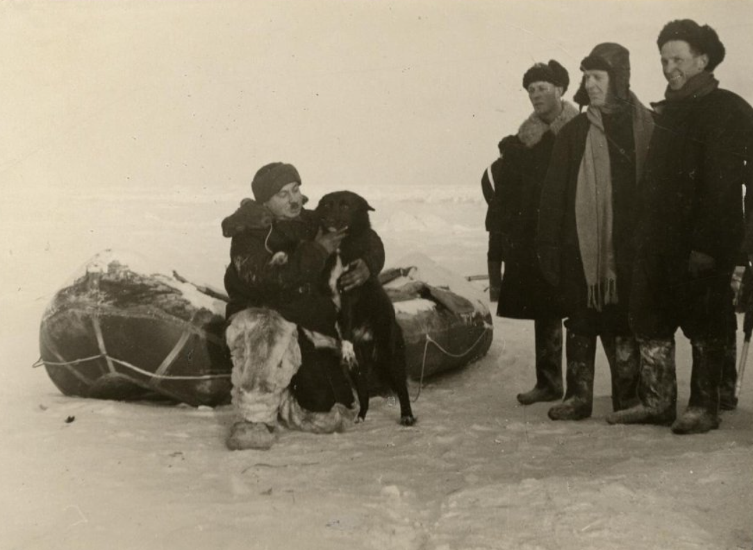 North pole 1. Папанин Экспедиция на Северный полюс. Экспедиция Папанина на Северный полюс. Северный полюс 1 станция дрейфующая первая Папанин. Ивана Дмитриевича Папанин на Северный полюс.