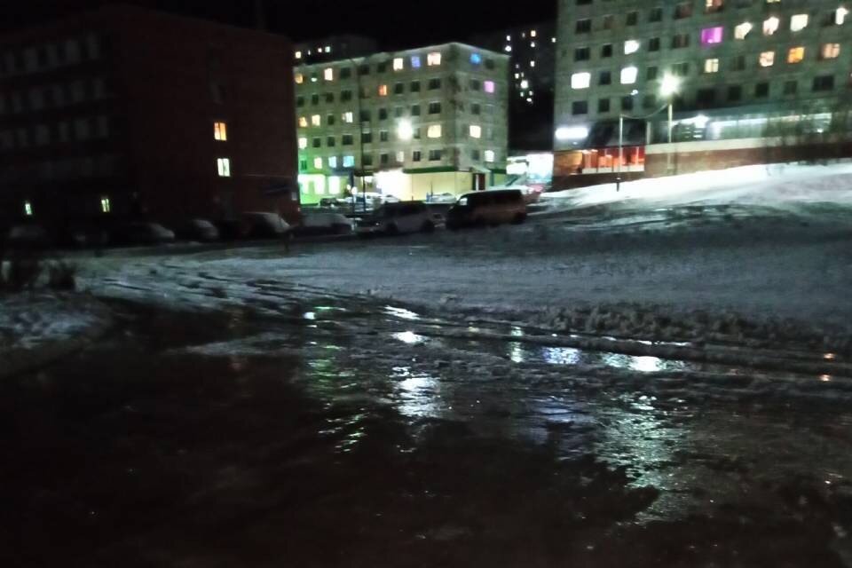     Канализация разлилась между жилыми домами в Полярном. Фото: Наталья Лучинская