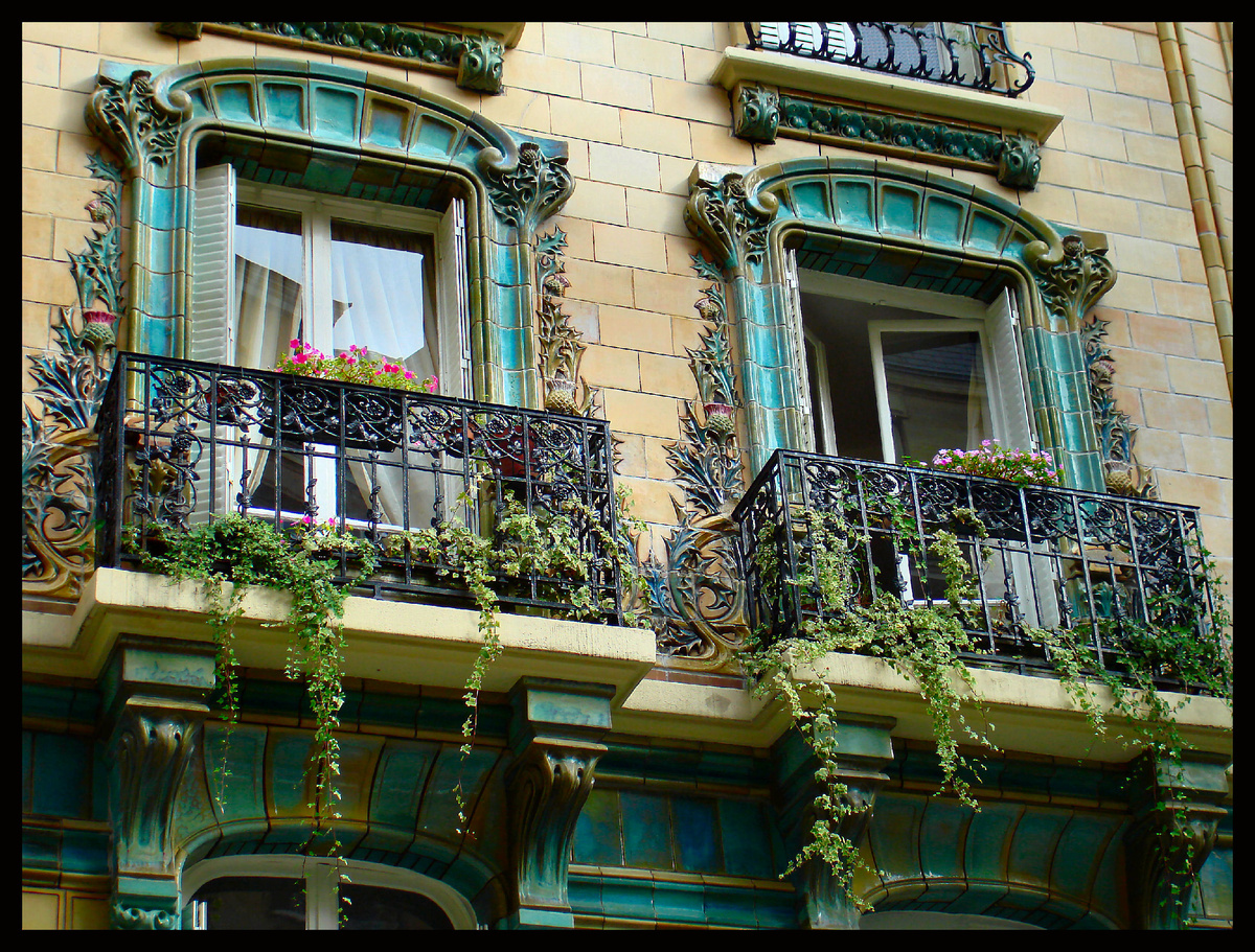 Парижский балкон. Согласитесь, на такой балконной площади не разбежишься, но для любования такой балкон вполне подойдет. кстати, Балкон – по-французски означает «балка» или «бревно». 