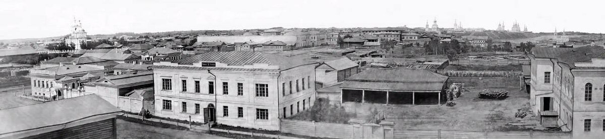 Вид на Александровскую площадь с колокольни Знаменской церкви, 1876 год. С. Кубочкин. Генерал Казнаков – просветитель Тюмени // Лукич. 2002. №2.