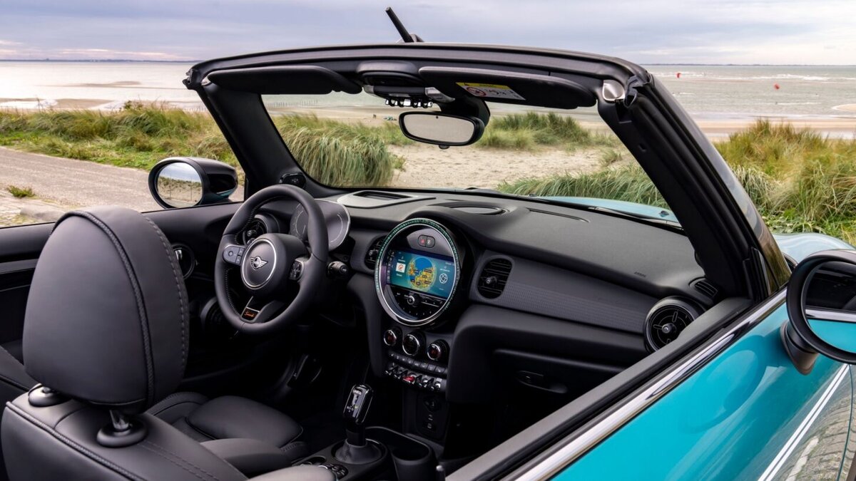    Интерьер MINI Convertible Seaside Edition. Фото BMW Group