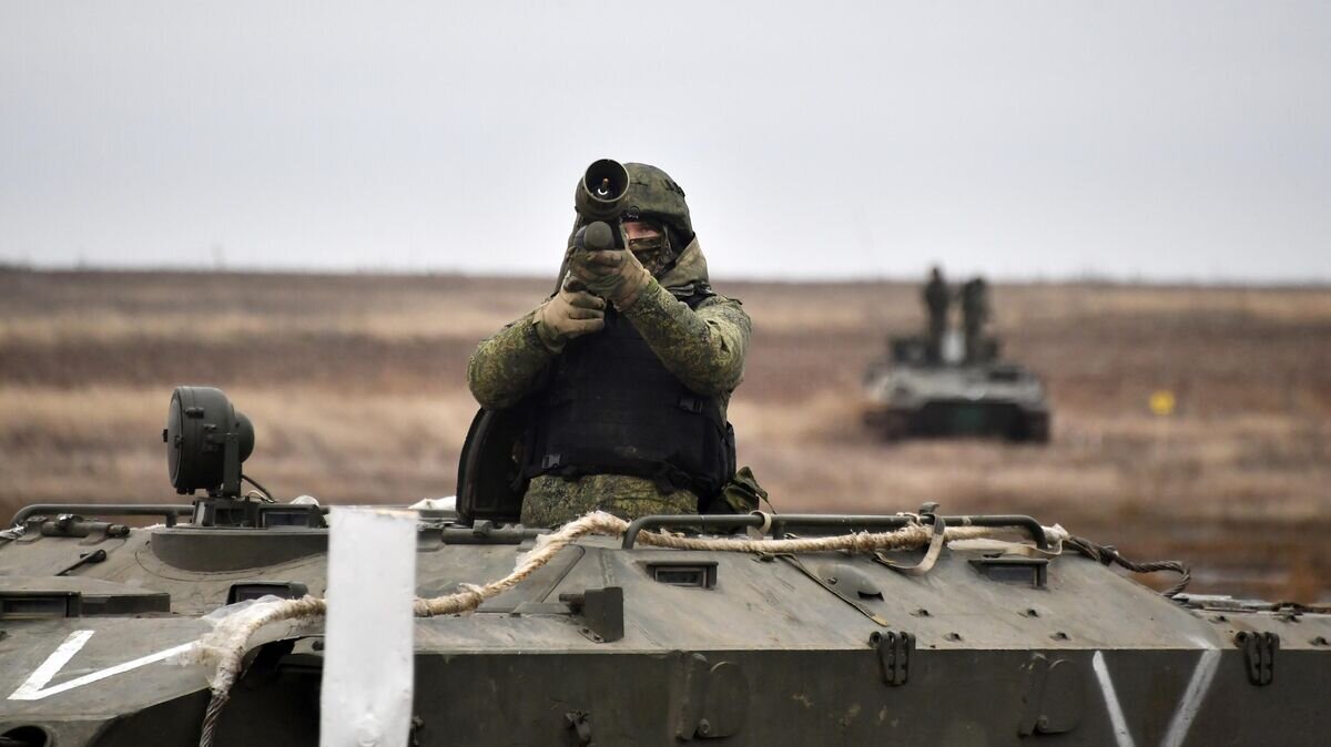    Боец противовоздушной обороны воздушно-десантных войск РФ с переносным зенитным ракетным комплексом во время боевого слаживания подразделения на Херсонском направлении© РИА Новости / Евгений Биятов