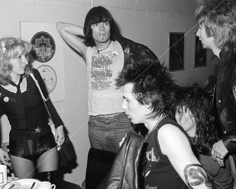 Young galleries. Дебби Харри и рамонес. Ramones 70s. The slits группа.