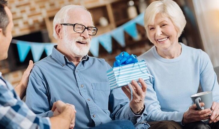    Какой подарок порадует человека в возрасте? Предлагаем 16 полезных идей