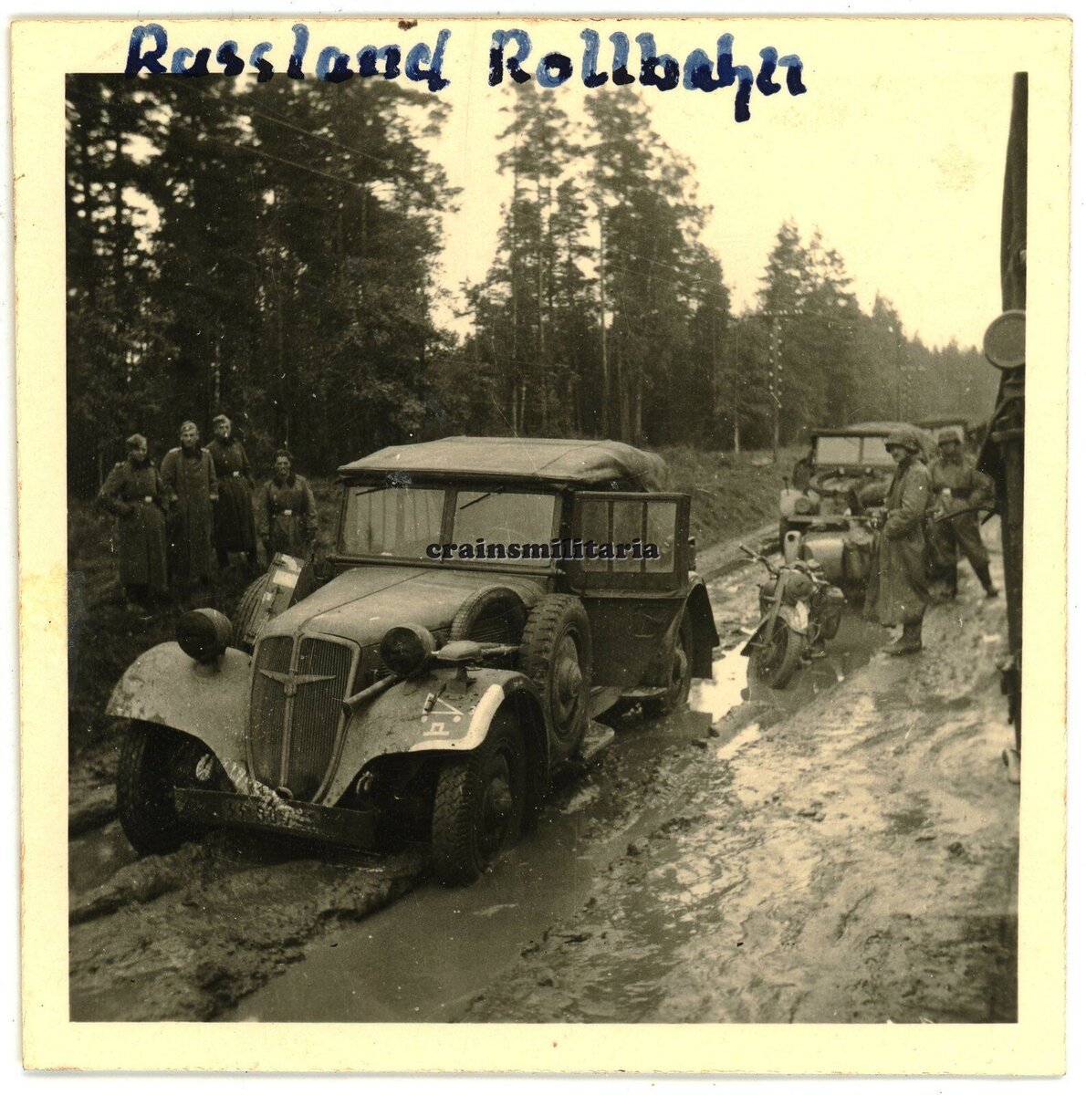 Грязь, как ее не сфотографировать? Так сказать, черная линия всех альбомов. В целом интересная машина. Много различного военного обвеса - столики для карт, ящики под снаряжение. Две штатных запаски. А в этот еще похоже резину от мотоцикла запихнули с чемоданом. Почти все машины будут уничтожены. До наших дней, дошли всего две машины. Одна из них в России. 