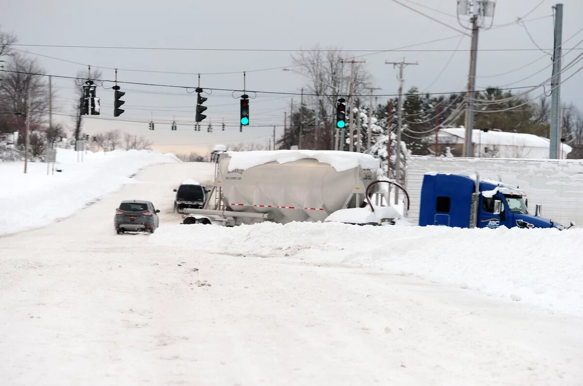 Источник: https://www.npr.org/sections/pictureshow/2022/11/20/1137579787/buffalo-western-new-york-snow-photos